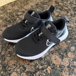 NWOT Nike Star Runner Kids Black Sneakers Lightweight Low Top